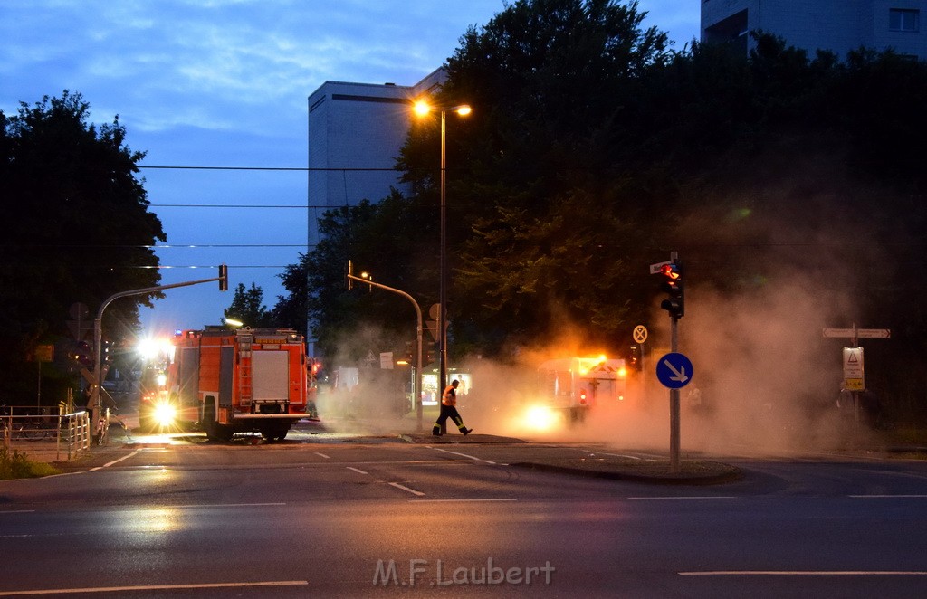 TLF 4 umgestuerzt Koeln Bocklemuend Ollenhauer Ring Militaerringstr P213.JPG - Miklos Laubert